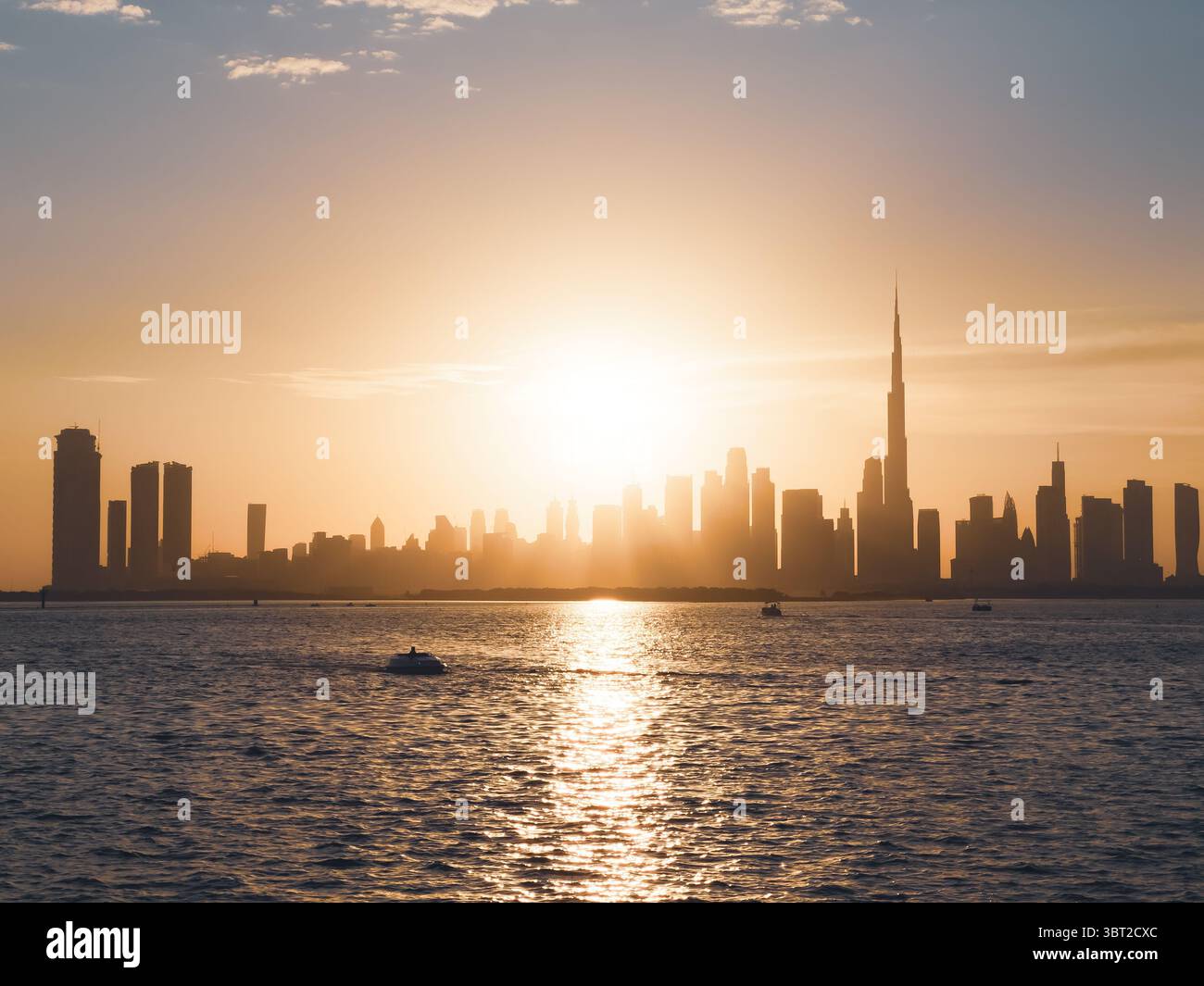 Fotografia cinematografica dello skyline di Dubai al tramonto Foto Stock