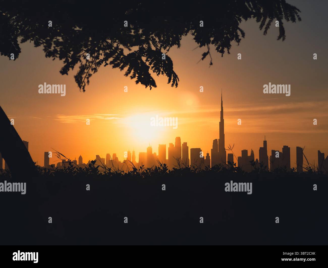 Fotografia cinematografica dello skyline di Dubai al tramonto dal porto di Creek Foto Stock