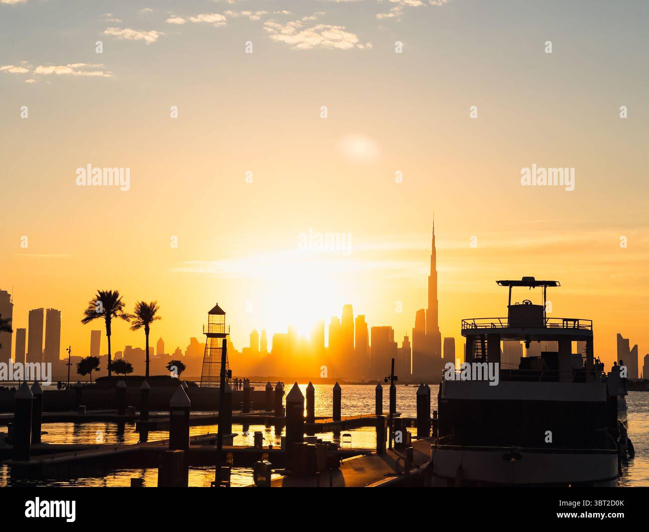 Fotografia cinematografica dello skyline di Dubai al tramonto Foto Stock