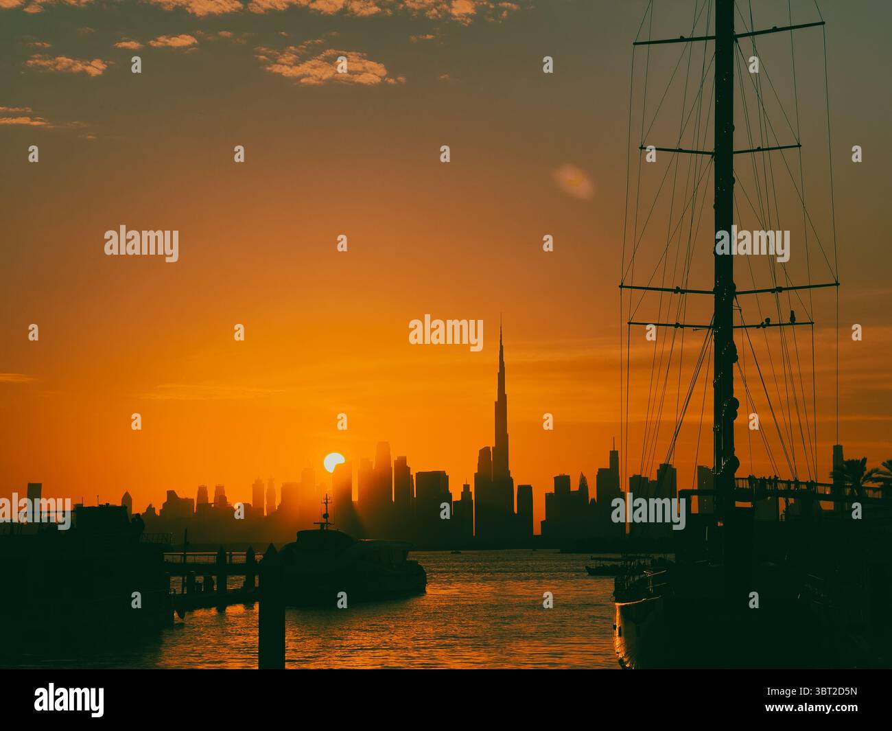 Vista del Porto di Creek dello skyline di Dubai che mette in evidenza le opportunità degli hotel e lo sviluppo urbano Foto Stock