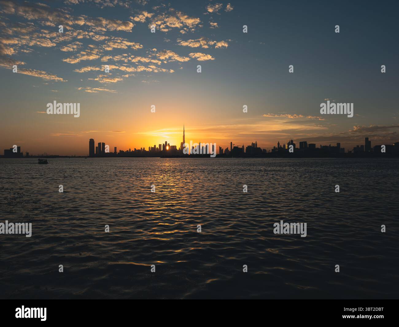 Sfondo immobiliare di Dubai con skyline e burj khalifa, sviluppo sul lungomare Foto Stock