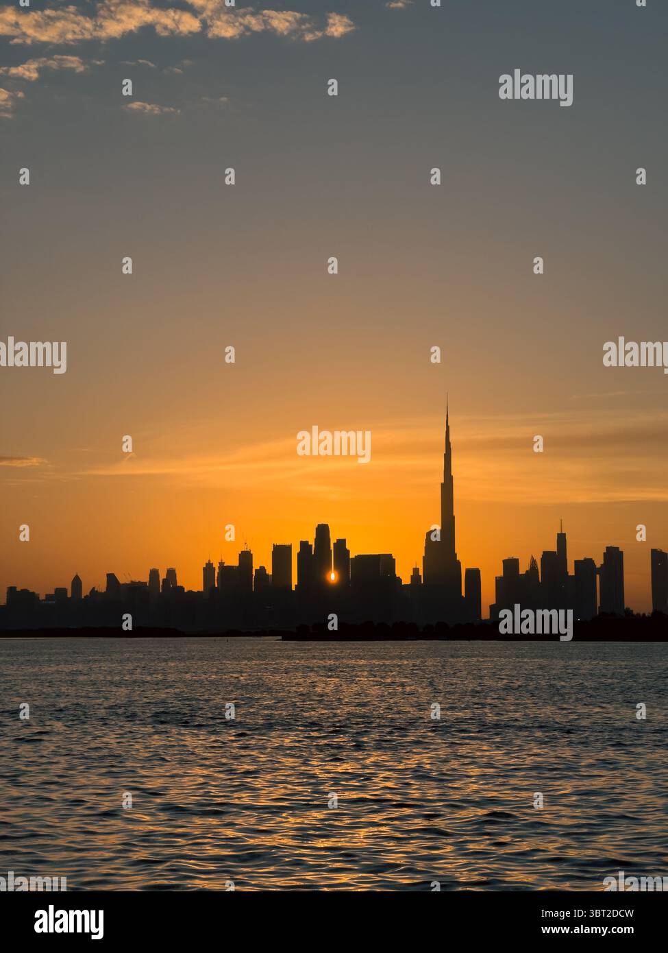 Sfondo immobiliare di Dubai con skyline e burj khalifa, sviluppo sul lungomare Foto Stock