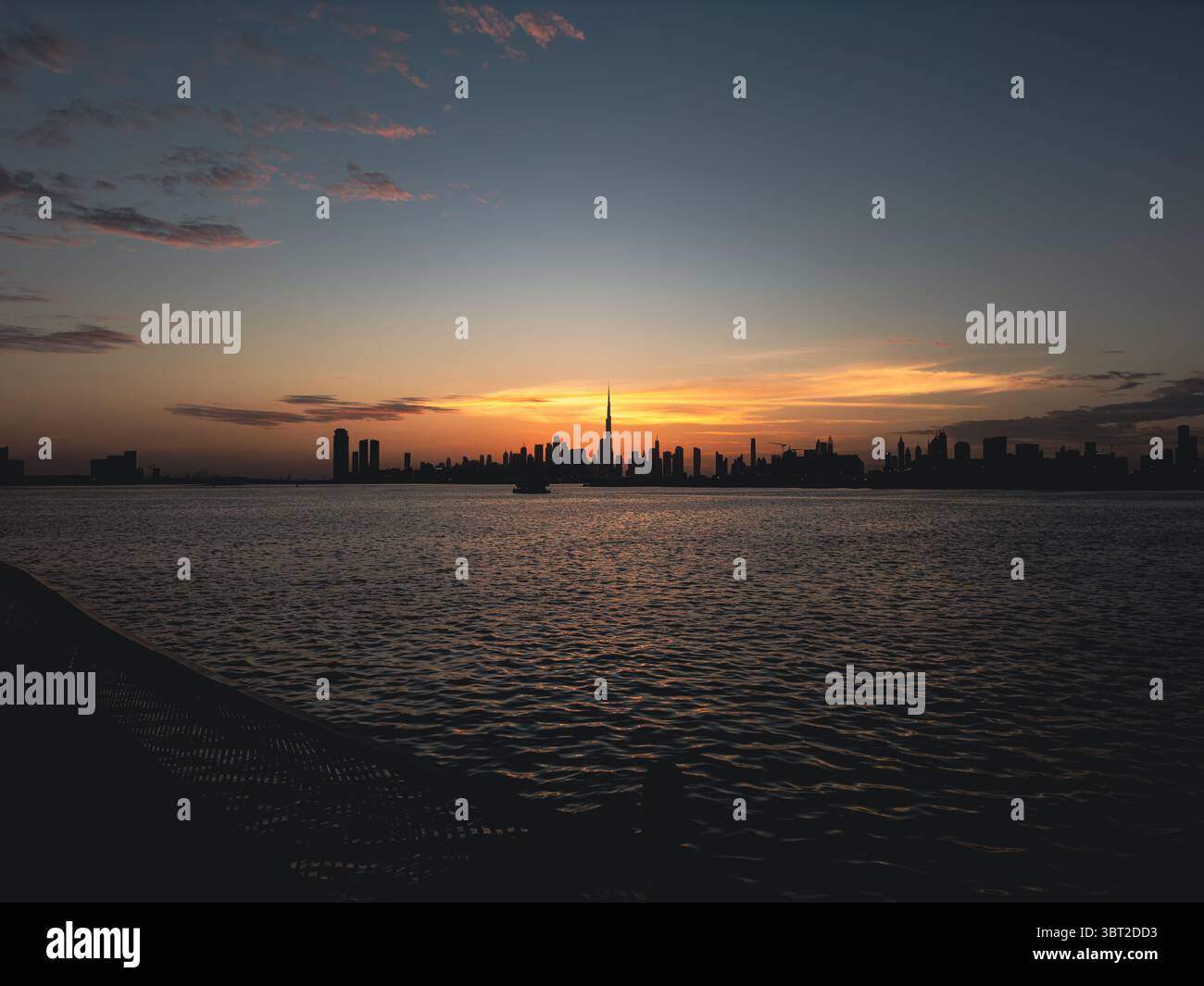 Vista dello skyline di Dubai al crepuscolo con gli edifici Highrise e i grattacieli Foto Stock