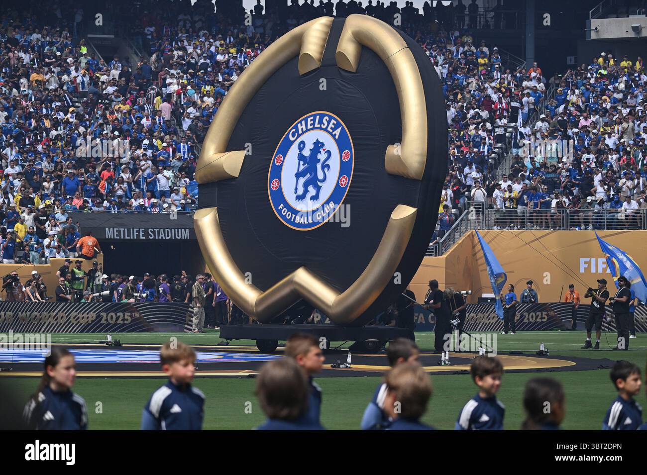 East Rutherford, Stati Uniti. 13 luglio 2025. Un grande gonfiabile reca il logo della squadra del Chelsea FC allestito per la cerimonia di apertura della finale della Coppa del mondo per club 2025 tra la squadra francese Paris Saint-Germain (PSG) e il Chelsea FC, al MetLife Stadium, East Rutherford, NJ, 13 luglio, 2025. con una presenza di 81.118 spettatori, il Chelsea FC sconfisse il Paris Saint-Germain per 3-0. (Foto di Anthony Behar/Sipa USA) credito: SIPA USA/Alamy Live News Foto Stock