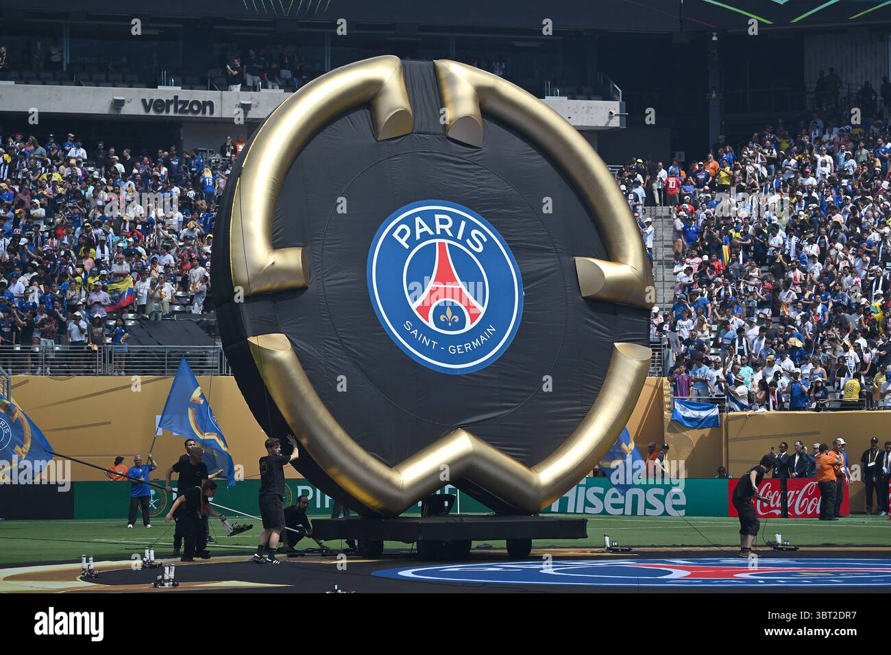 East Rutherford, Stati Uniti. 13 luglio 2025. Un grande gonfiabile reca il logo della squadra Paris Saint-Germain allestito per la cerimonia di apertura della finale della Coppa del mondo per club 2025 tra la squadra francese Paris Saint-Germain (PSG) e il Chelsea FC (Inghilterra), al MetLife Stadium, East Rutherford, NJ, 13 luglio, 2025. con una presenza di 81.118 spettatori, il Chelsea FC sconfisse il Paris Saint-Germain per 3-0. (Foto di Anthony Behar/Sipa USA) credito: SIPA USA/Alamy Live News Foto Stock