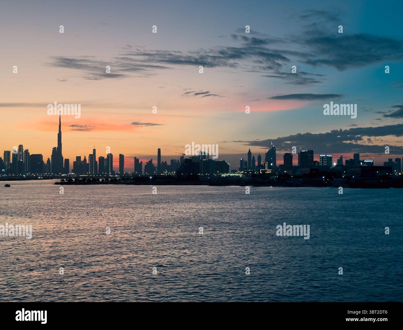 Tramonto di Dubai con skyline, sfondo immobiliare di Dubai Foto Stock