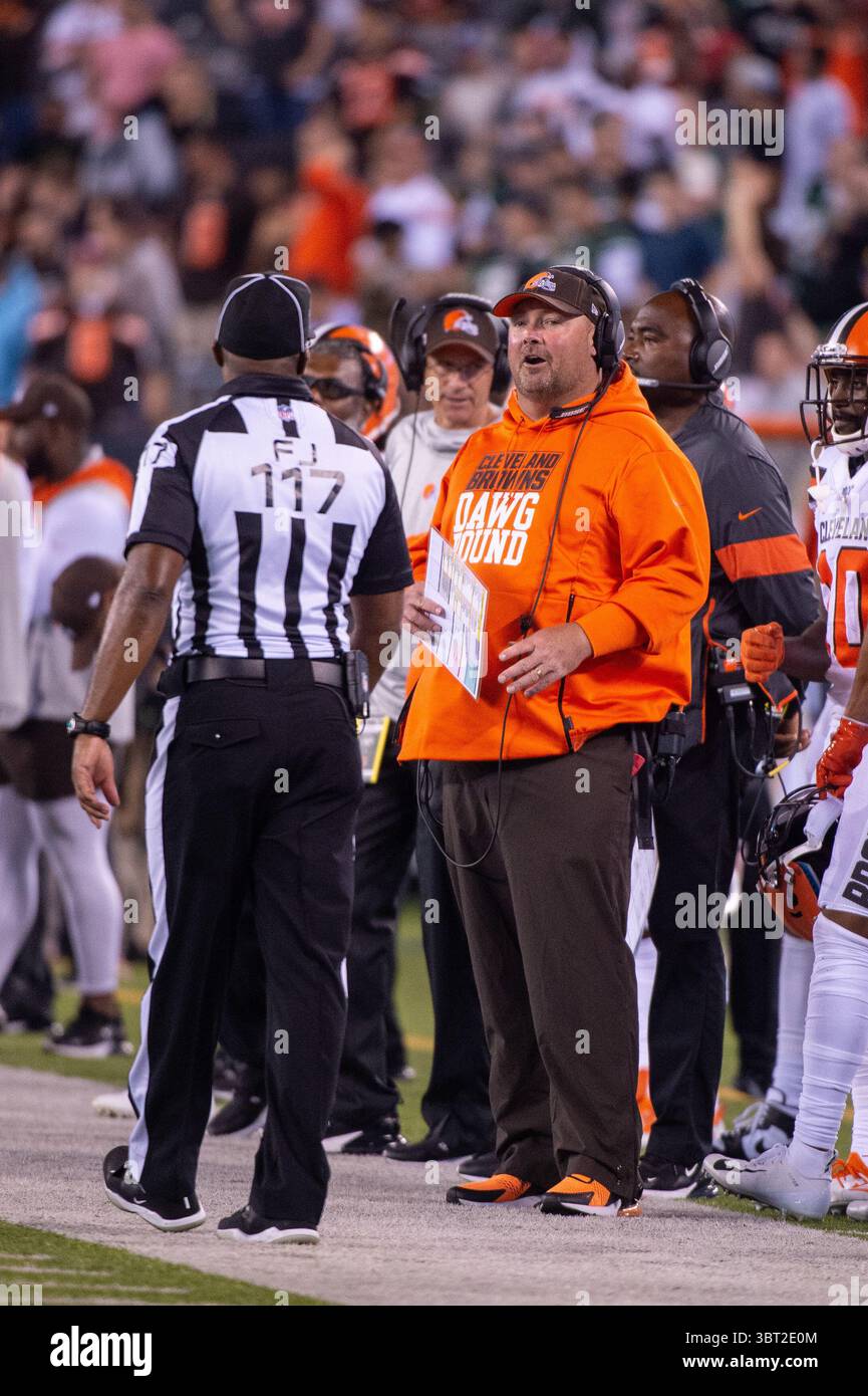 16 settembre 2019, East Rutherford, New York, Stati Uniti: Il capo-allenatore dei Cleveland Browns FREDDIE KITCHENS parla con il giudice JOHN JENKINS n. 117 durante una partita di stagione regolare al MetLife Stadium di East Rutherford, New Jersey I Cleveland Browns sconfiggono i New York Jets 23-3 (immagine di credito: © Mark Smith/ZUMA Wire) Foto Stock