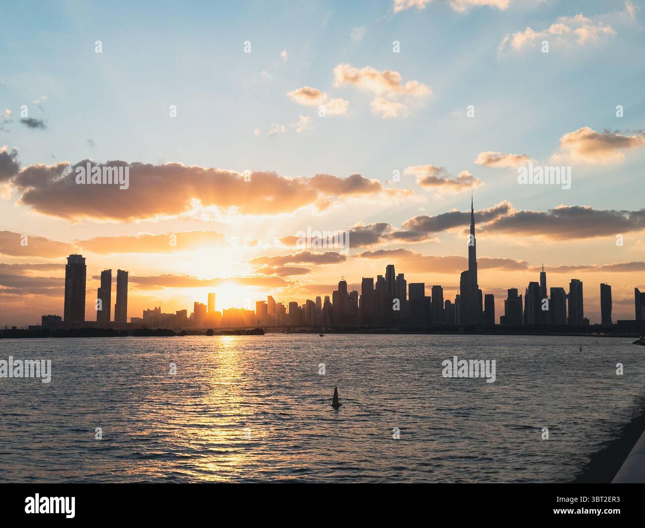 Skyline di Dubai all'ora d'oro con vista sul lungomare dal Dubai Creek Foto Stock