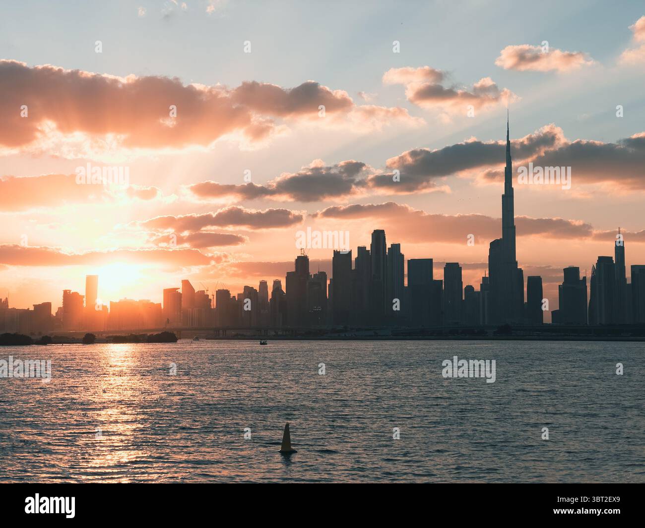 Panorama panoramico della città di Dubai al crepuscolo con spigoli e skyline luminoso Foto Stock