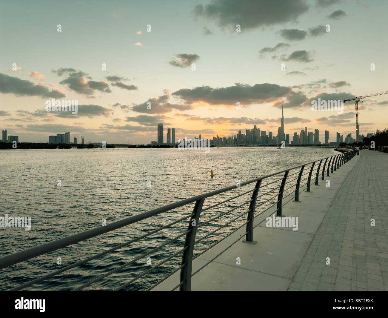 vista dello skyline del centro di dubai con burj khalifa e posizione sul lungomare Foto Stock