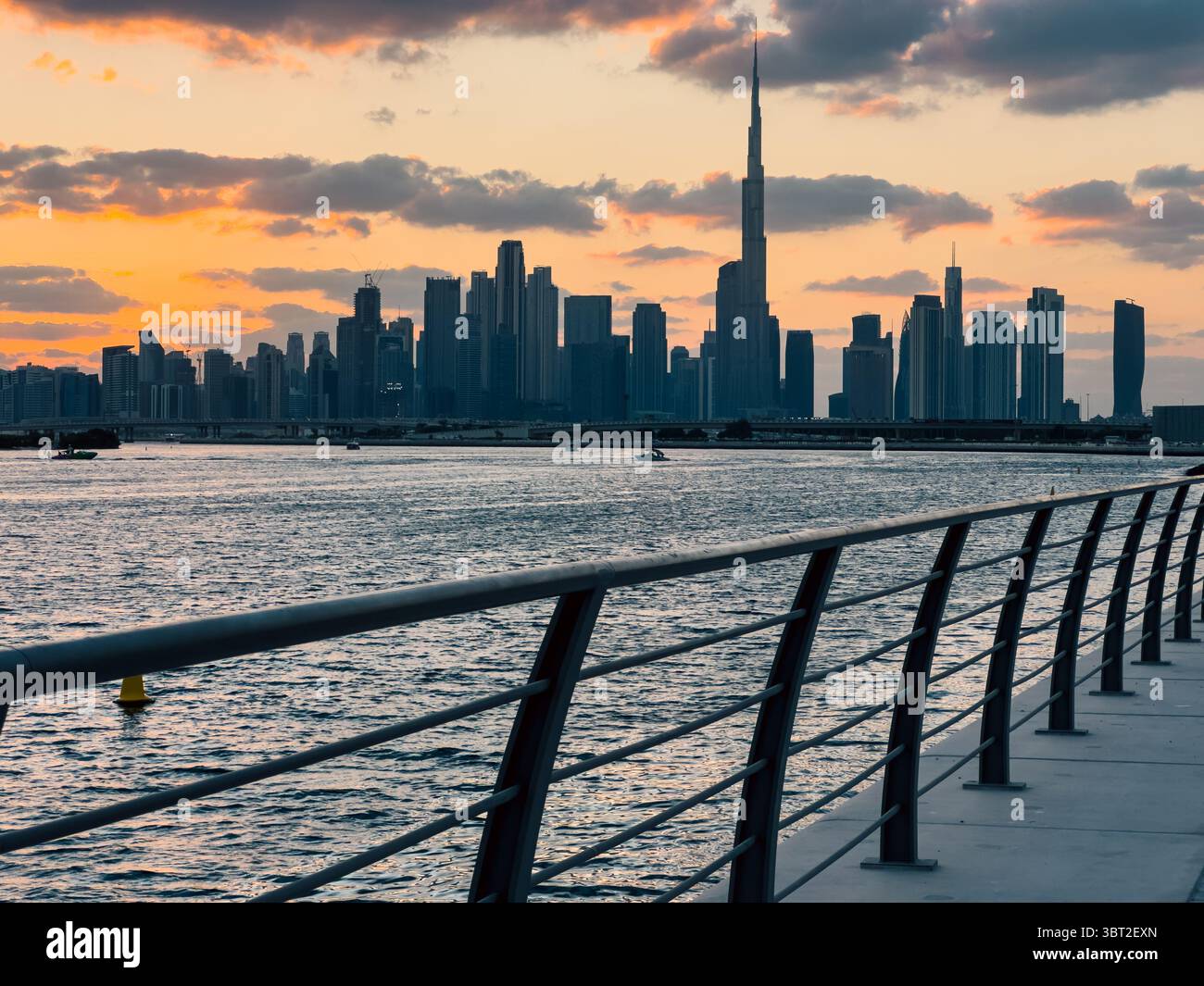 Skyline al tramonto di Dubai con vista sul mare e luce urbana Foto Stock