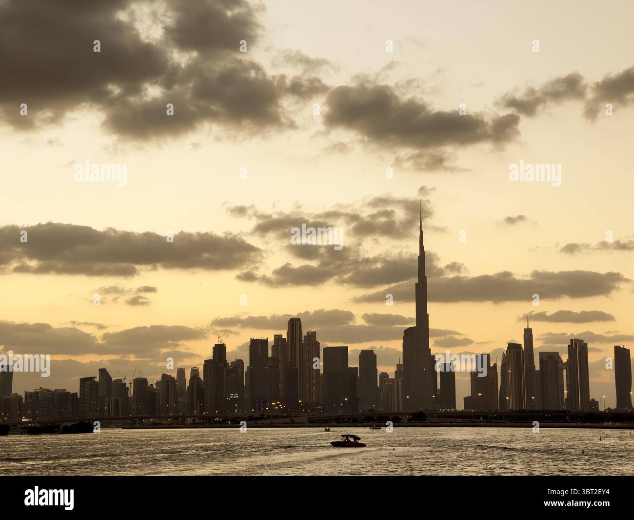 Vista cinematografica della silhouette dello skyline di Dubai con nuvole Foto Stock