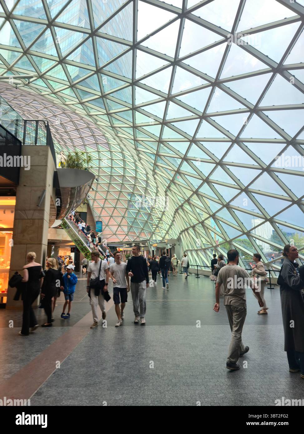 Il moderno centro commerciale Złote Tarasy a Varsavia, Polonia. - Immagine stock catturata con smartphone