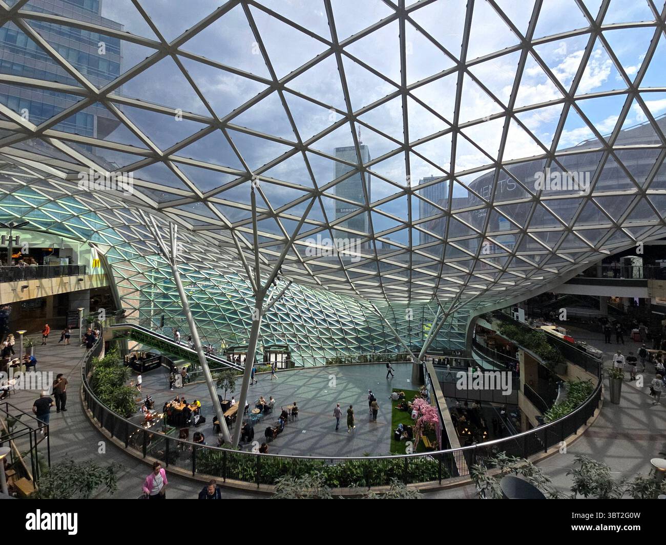 Il moderno centro commerciale Złote Tarasy a Varsavia, Polonia. - Immagine stock catturata con smartphone