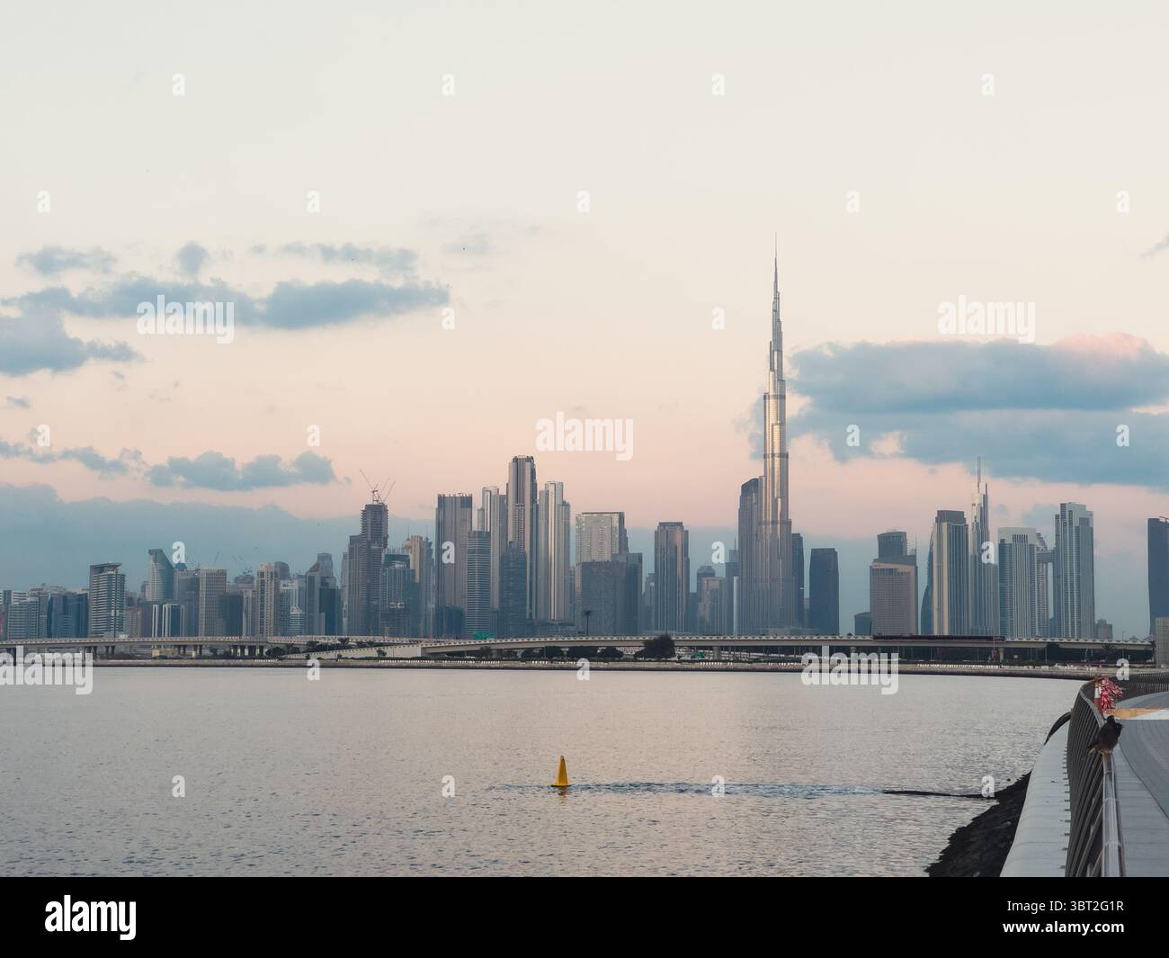 Skyline di Dubai al crepuscolo con delicati colori del tramonto Foto Stock