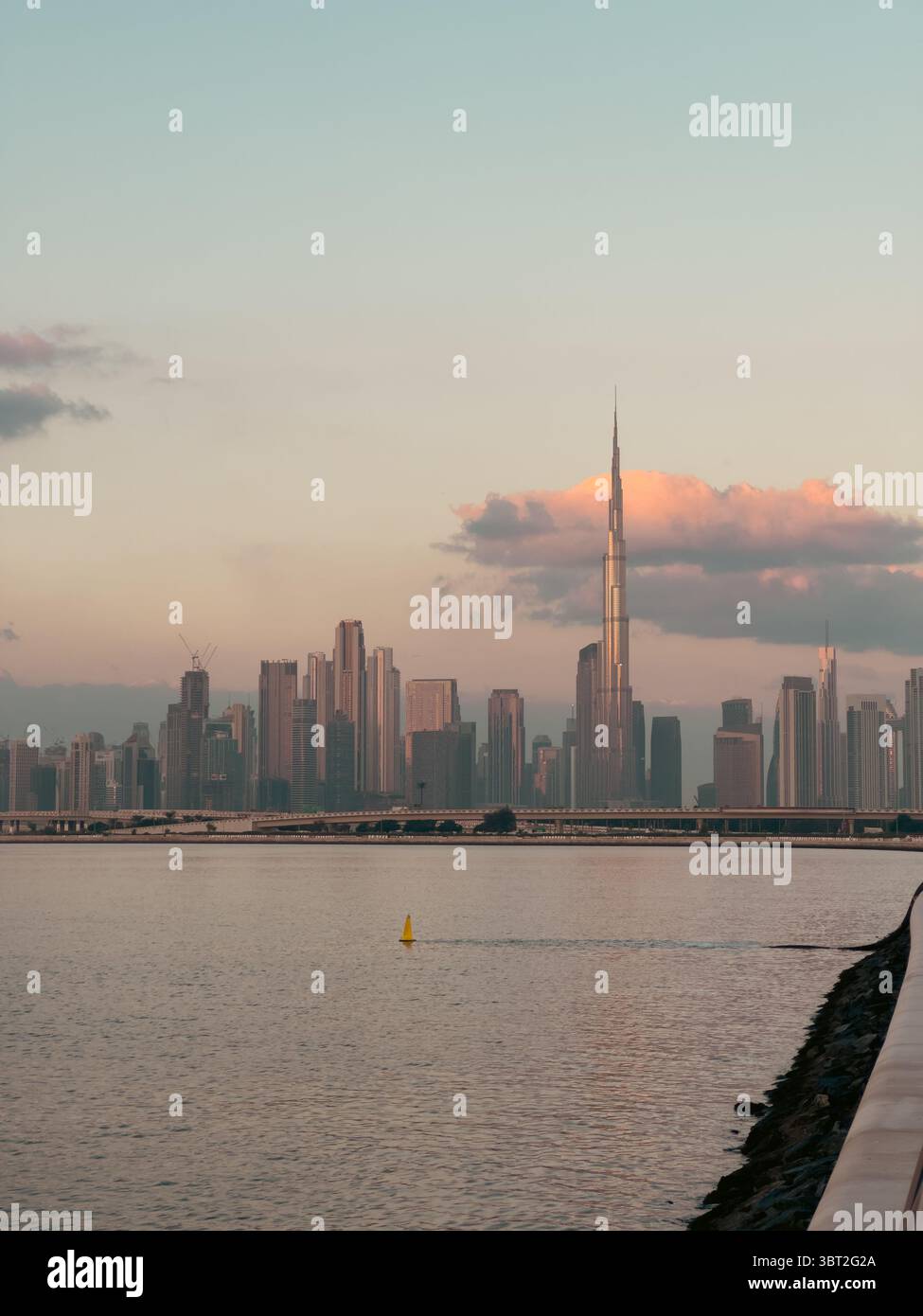 Vista dello skyline di Dubai e del lungomare al tramonto con un'atmosfera al tramonto, sfondo verticale Foto Stock