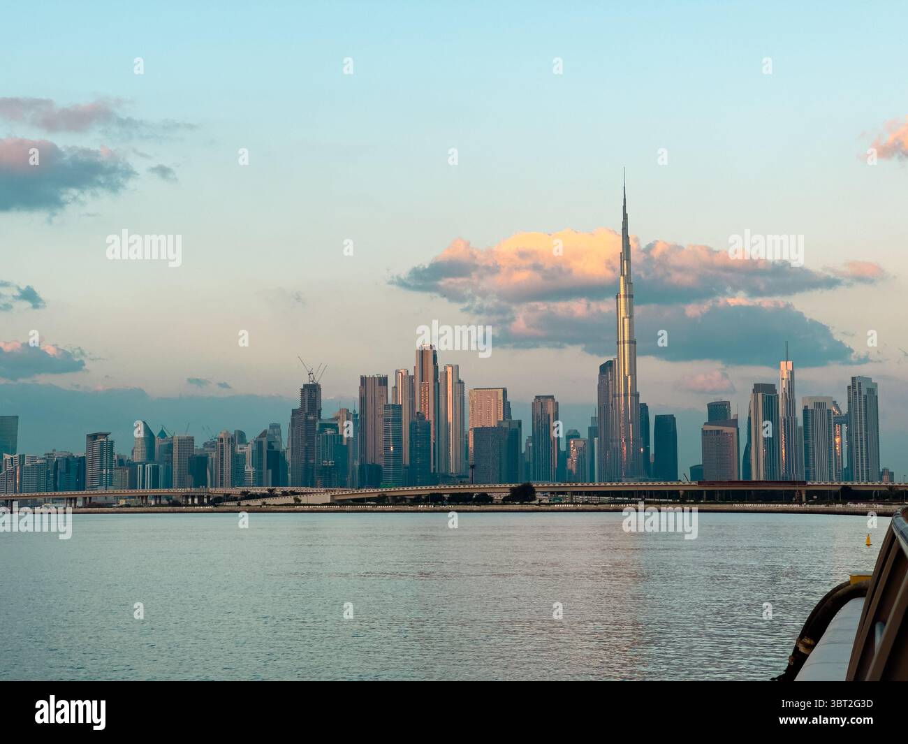 Vista dello skyline di Dubai all'alba con le nuvole e il lungomare Foto Stock