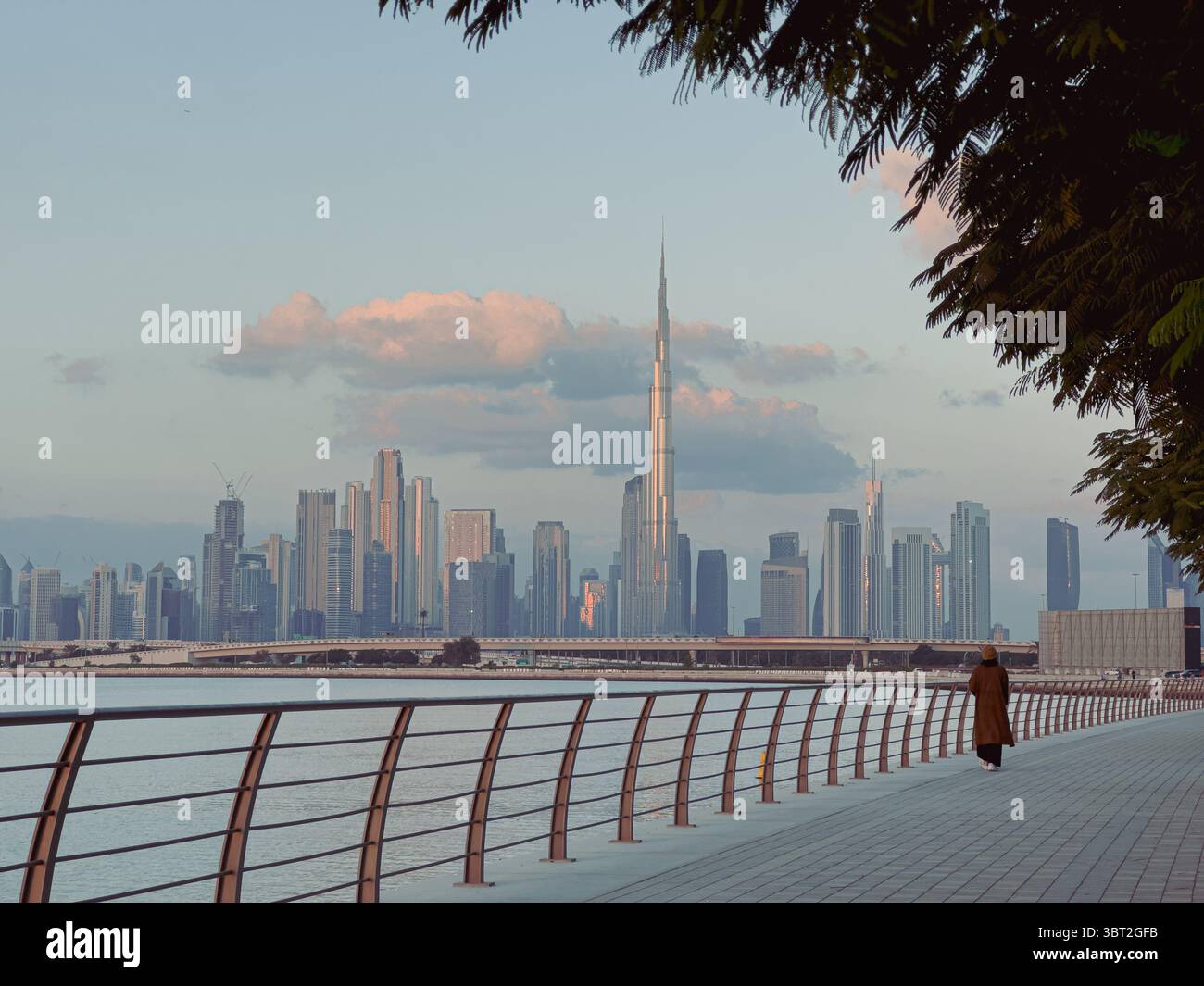 Skyline al tramonto di Dubai con vista sul mare e luce urbana Foto Stock