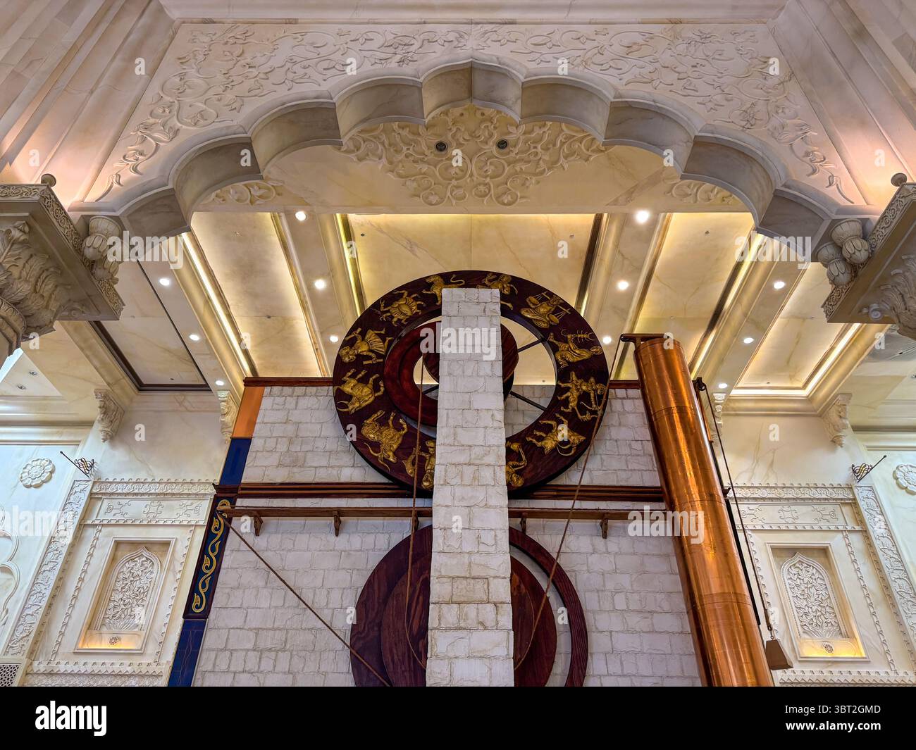 Torre dell'orologio d'epoca all'interno della sala dell'architettura islamica, architettura turca Foto Stock