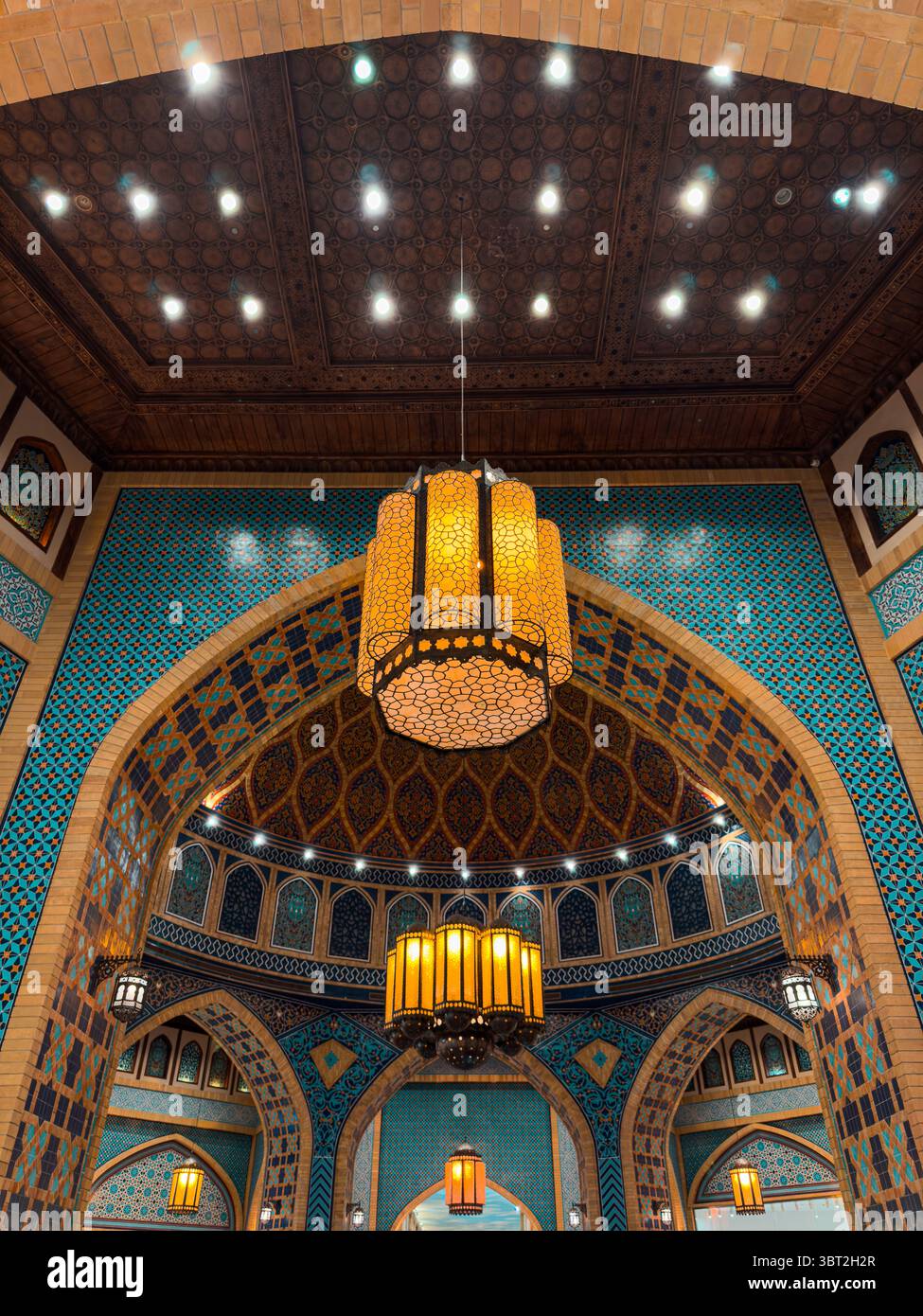 Interni decorati in moschea islamica con decorazioni in blu e oro Foto Stock