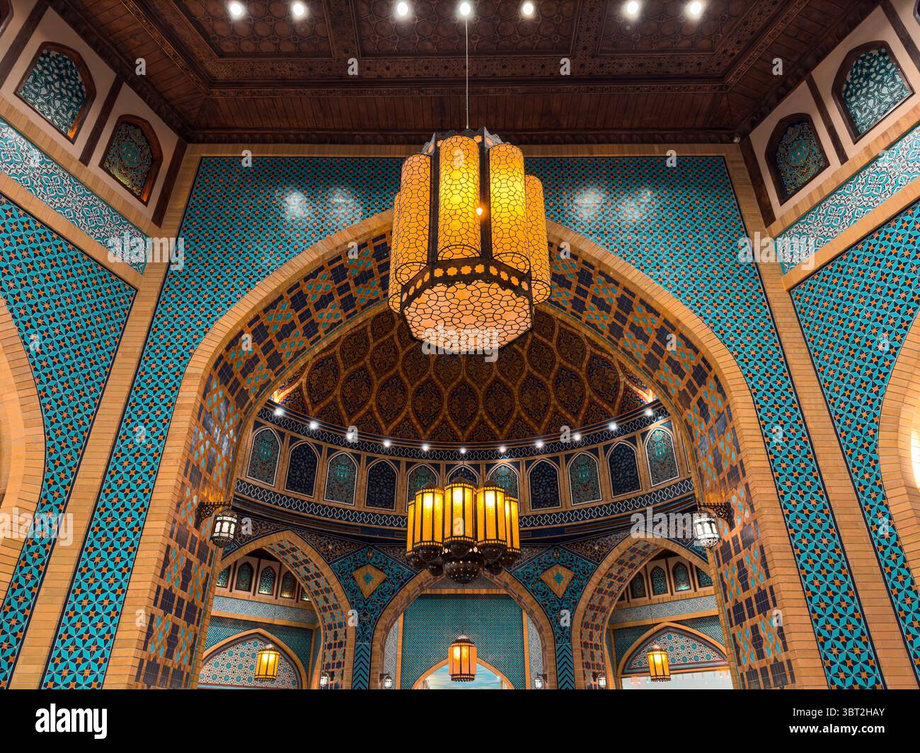 Gli interni della grande Moschea Islamica presentano un ricco design architettonico blu e oro Foto Stock