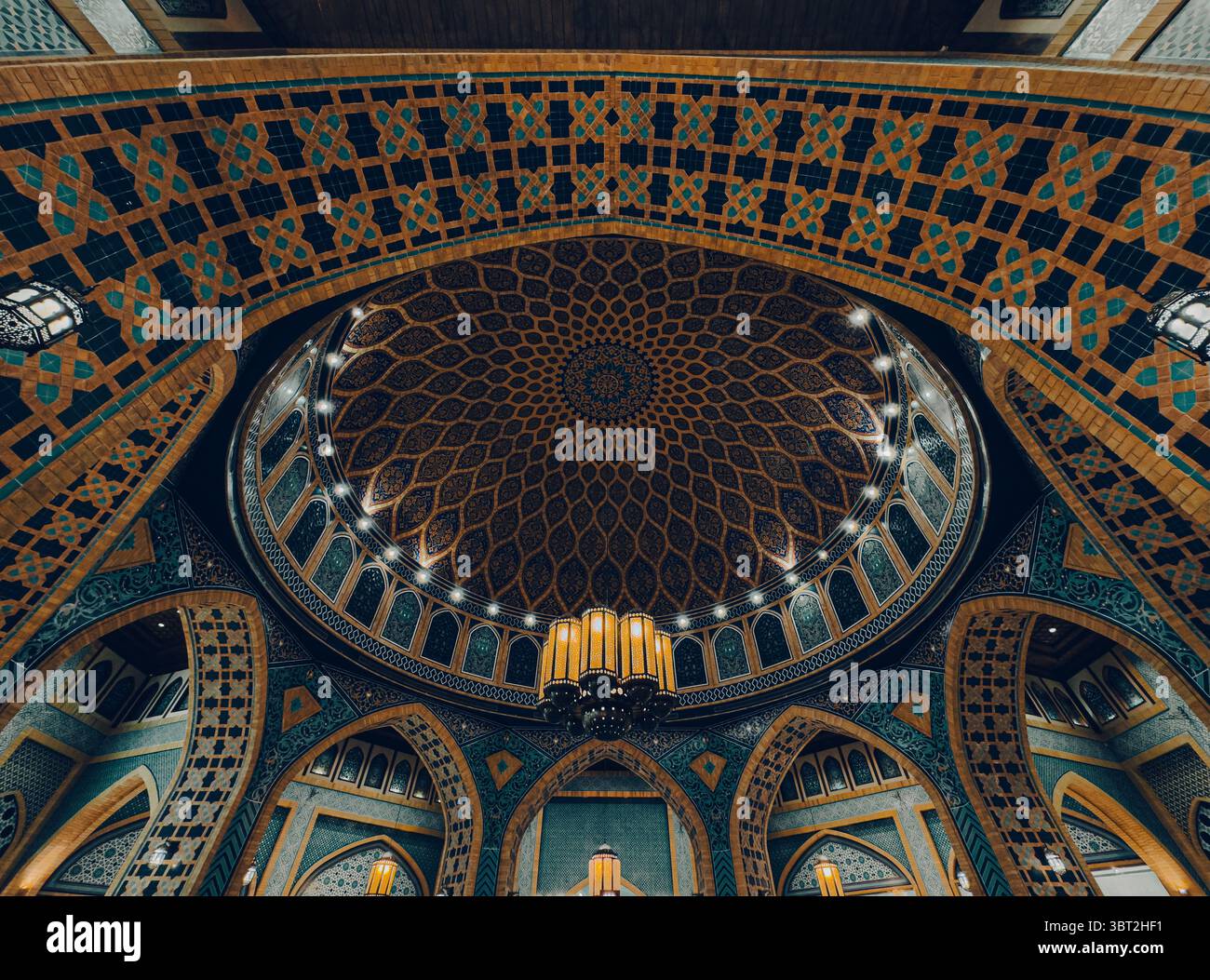 Gli interni della grande Moschea Islamica presentano un ricco design architettonico blu e oro Foto Stock