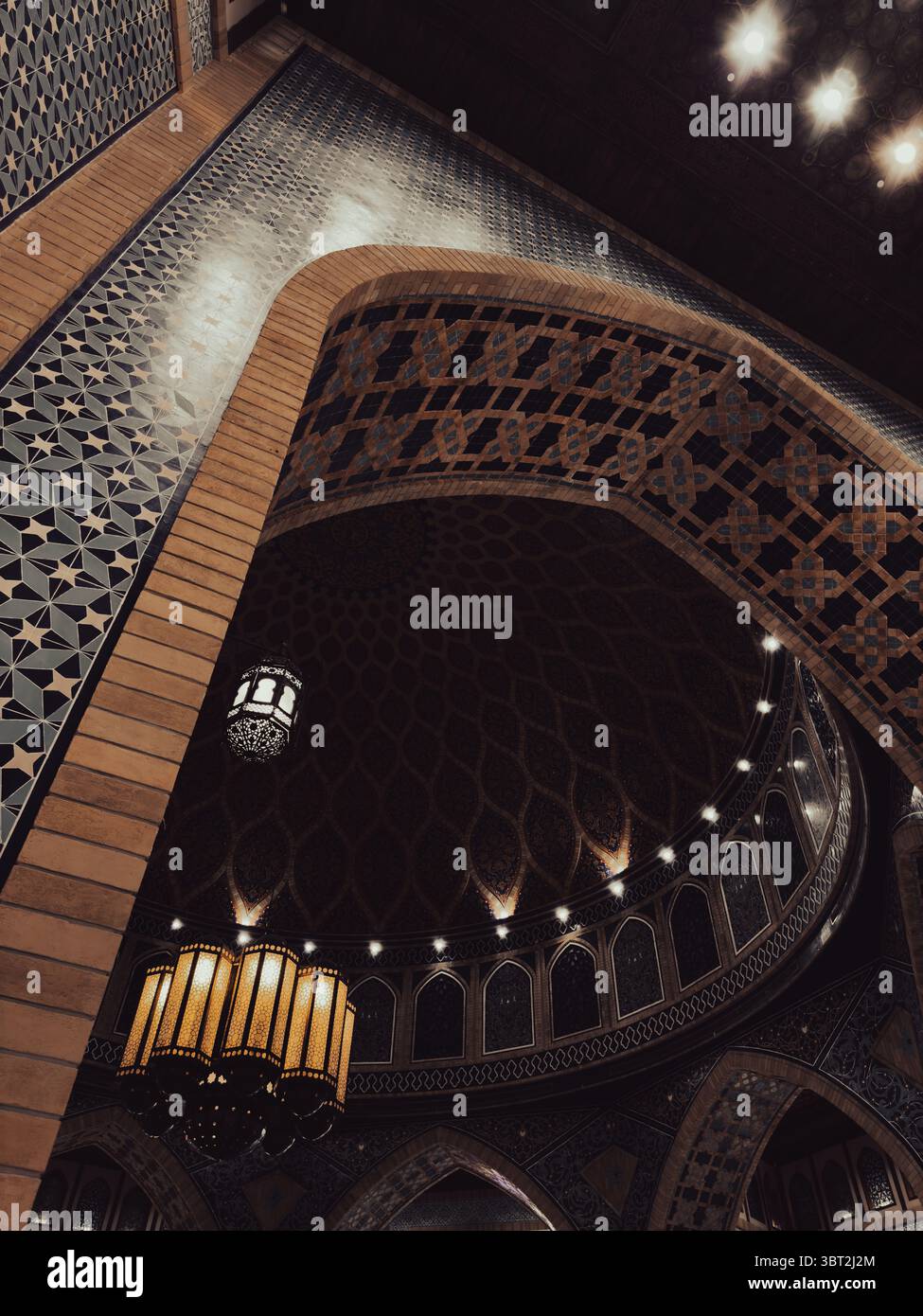 Intricata architettura islamica con motivi blu e oro all'interno della grande Moschea Foto Stock