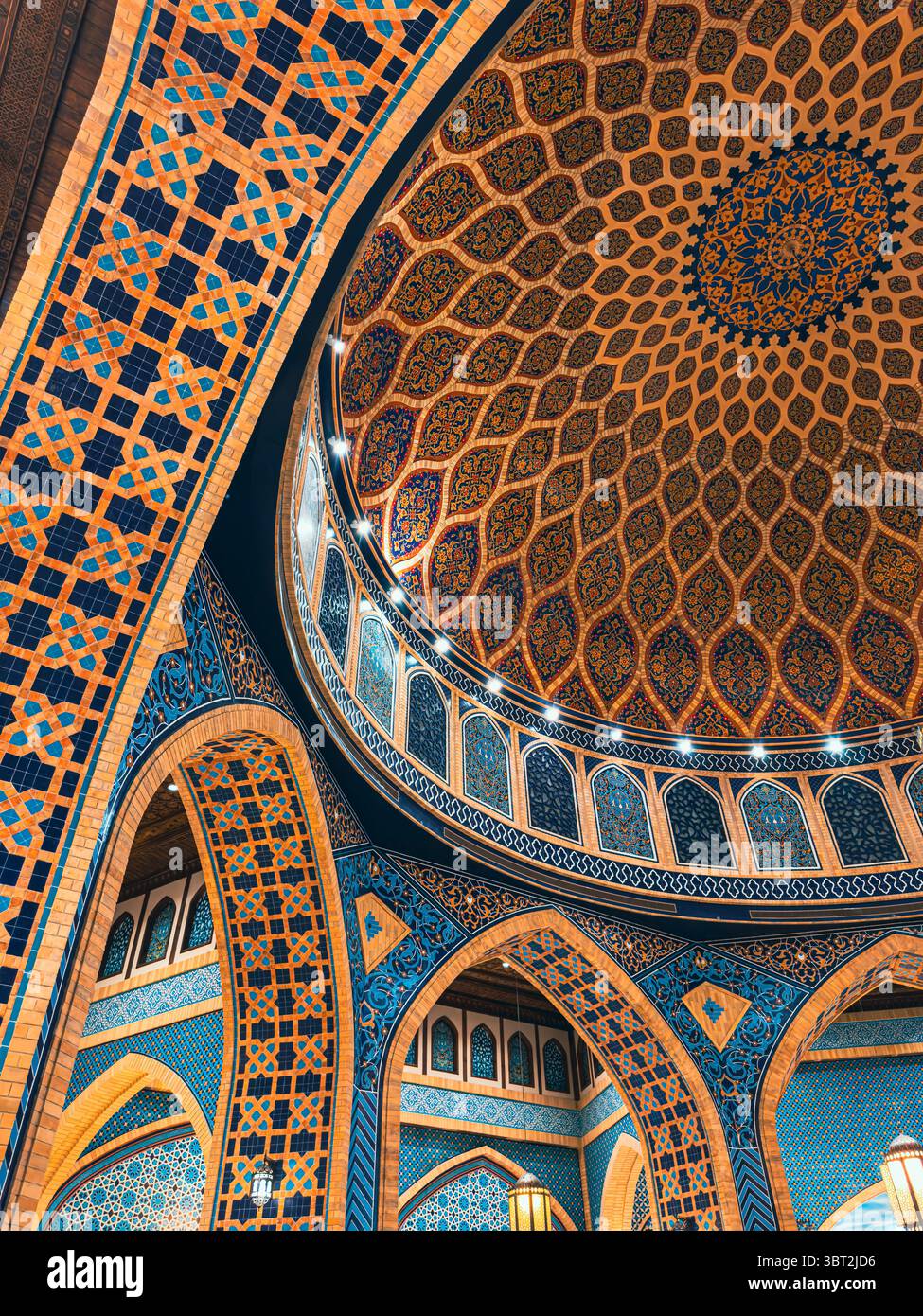 Architettura islamica tradizionale con cupola turca, archi marocchini e lampadario sospeso Foto Stock