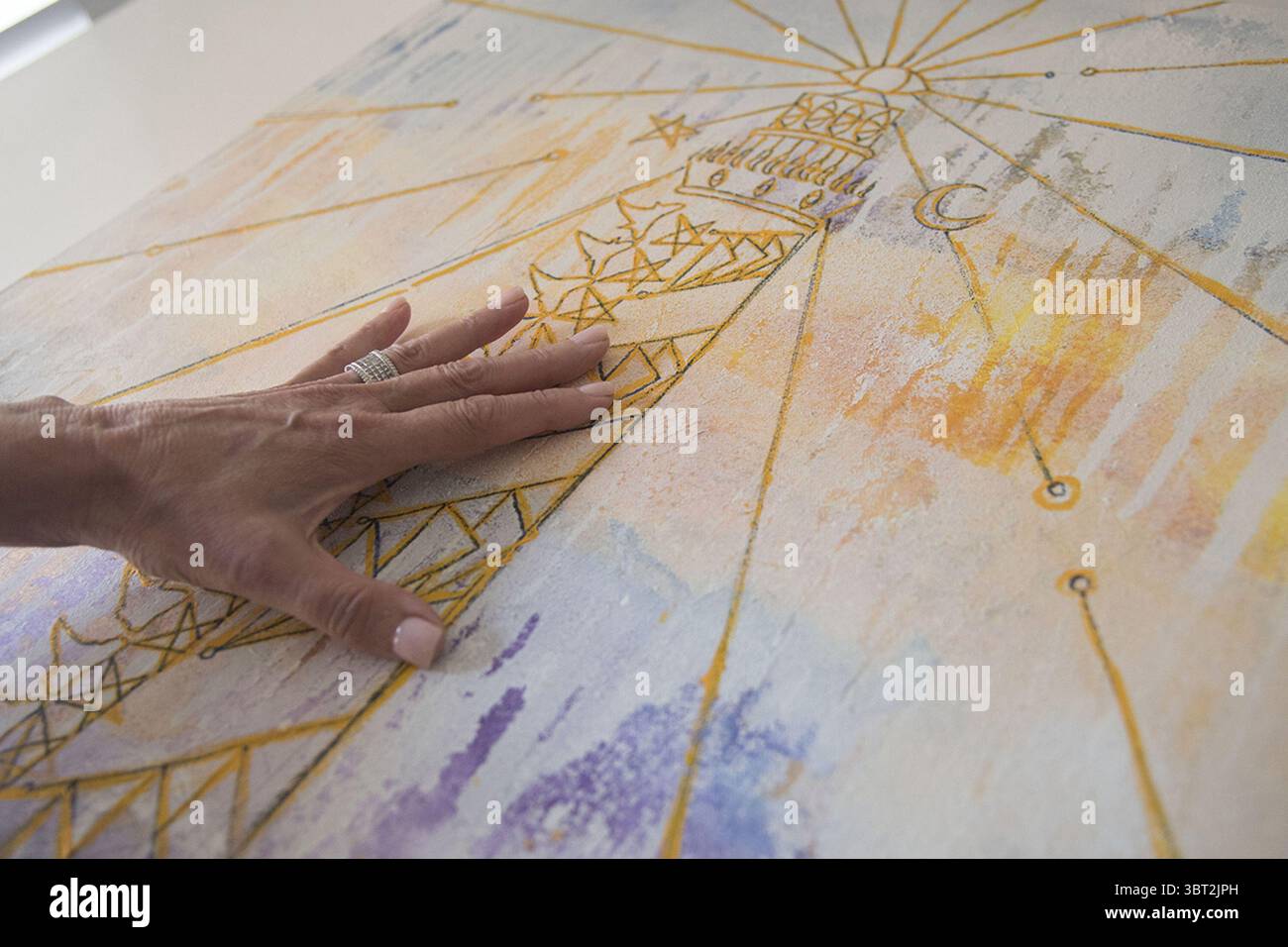 5 settembre 2019, Irvine, CA, USA: Barbara Van Rooyan, un'artista di lunga data, tocca un dipinto che ha co-creato con l'artista Nick Simon in memoria di suo figlio, Patrick Stewart, morto all'età di 24 anni dopo aver preso una pillola OxyContin. (Immagine di credito: © TNS via cavo ZUMA) Foto Stock