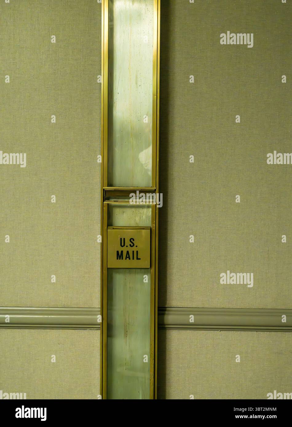 Slot vintage della U.S. mail sul muro di un hotel storico di San Antonio, utilizzato per spedire o spedire lettere e cartoline nello slot Foto Stock