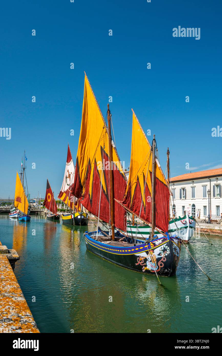Barche da pesca storiche a Porto Canale Leonardesco, Porto Canale di Cesenatico, Fosso Venarella, città di Cesenatico, Emilia-Romagna, Italia Foto Stock