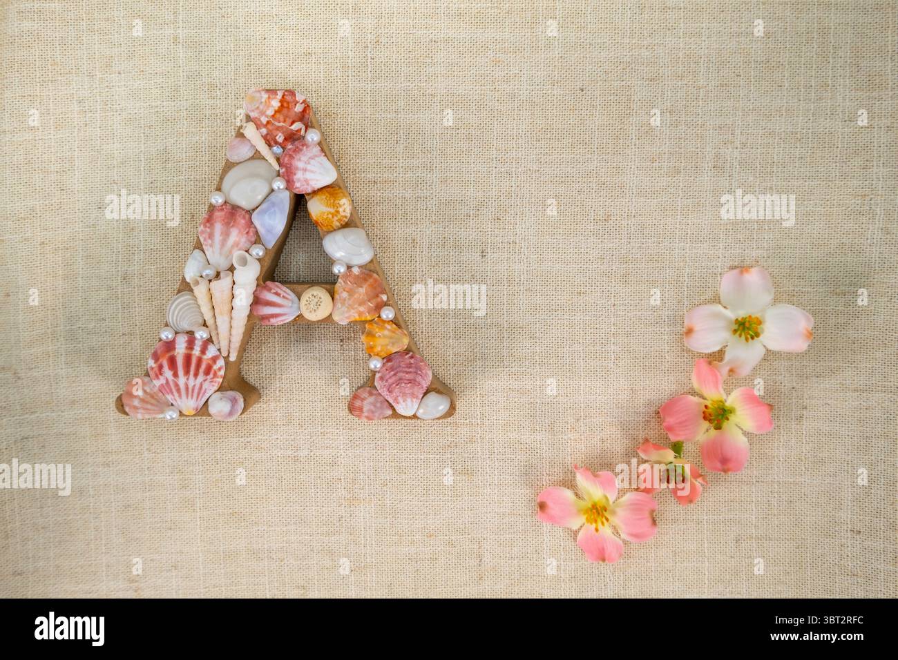 Lettera A creativa fatta A mano decorata con Seashells, Letter Art A tema oceano per l'arredamento della casa Foto Stock