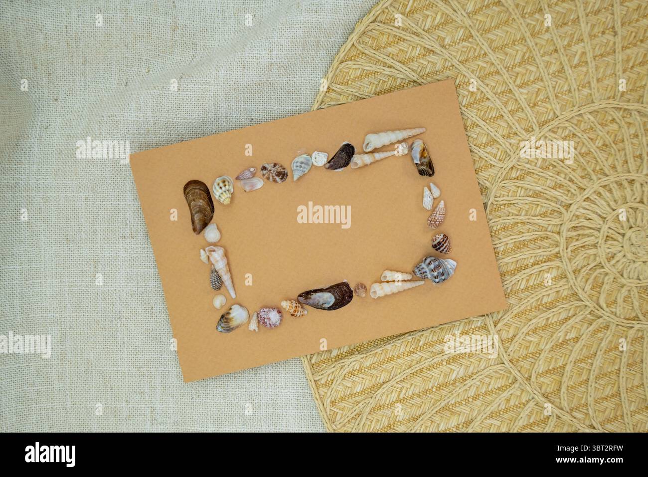 Mockup per un biglietto d'auguri fatto a mano in Seashells, design di un buono regalo ispirato al mare, spazio al centro per il testo Foto Stock