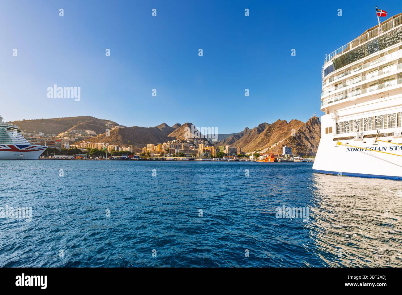 Le grandi navi da crociera attraccano al porto di Santa Cruz de Tenerife, Spagna, sull'isola delle Canarie di Tenerife. Foto Stock