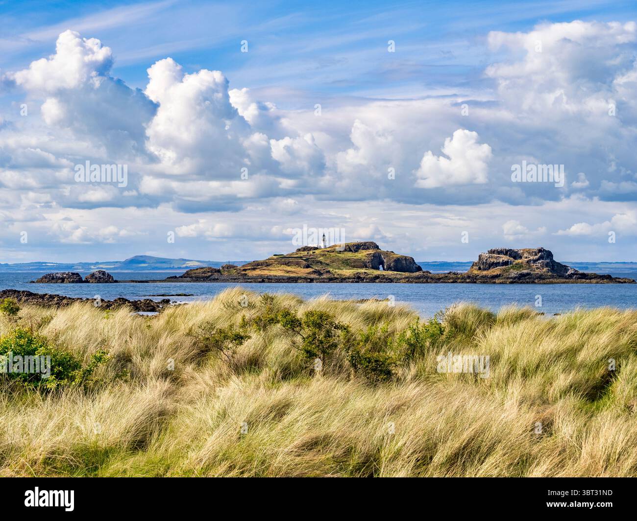 Yellowcraig Beach, con le sue meravigliose e selvagge dune, e l'isola di Fidra, che diventa due isole con l'alta marea, North Dog e South Dog. Foto Stock