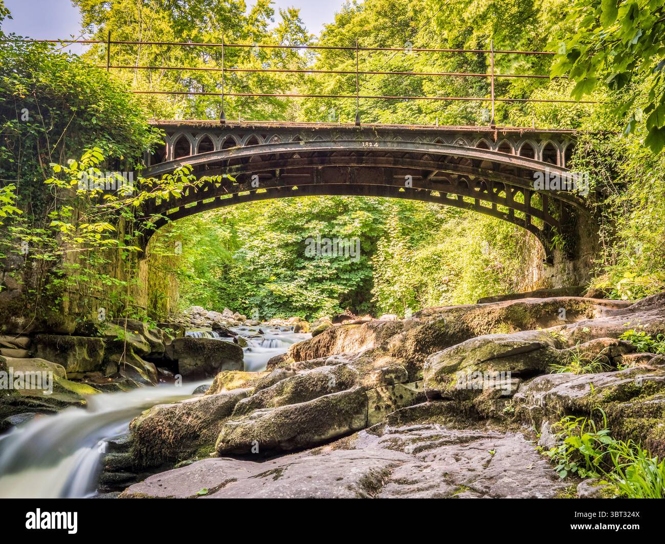 Smart's Bridge, un ponte di ferro costruito nel 1824 sul fiume Clydach, vicino ad Abergavenny, Galles del Sud. Foto Stock