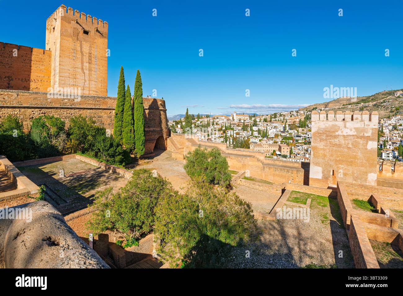 Vista delle colline, della città e della campagna di Granada, in Spagna, dai terreni all'aperto della storica fortezza di Alcazaba nel complesso del palazzo dell'Alhambra. Foto Stock