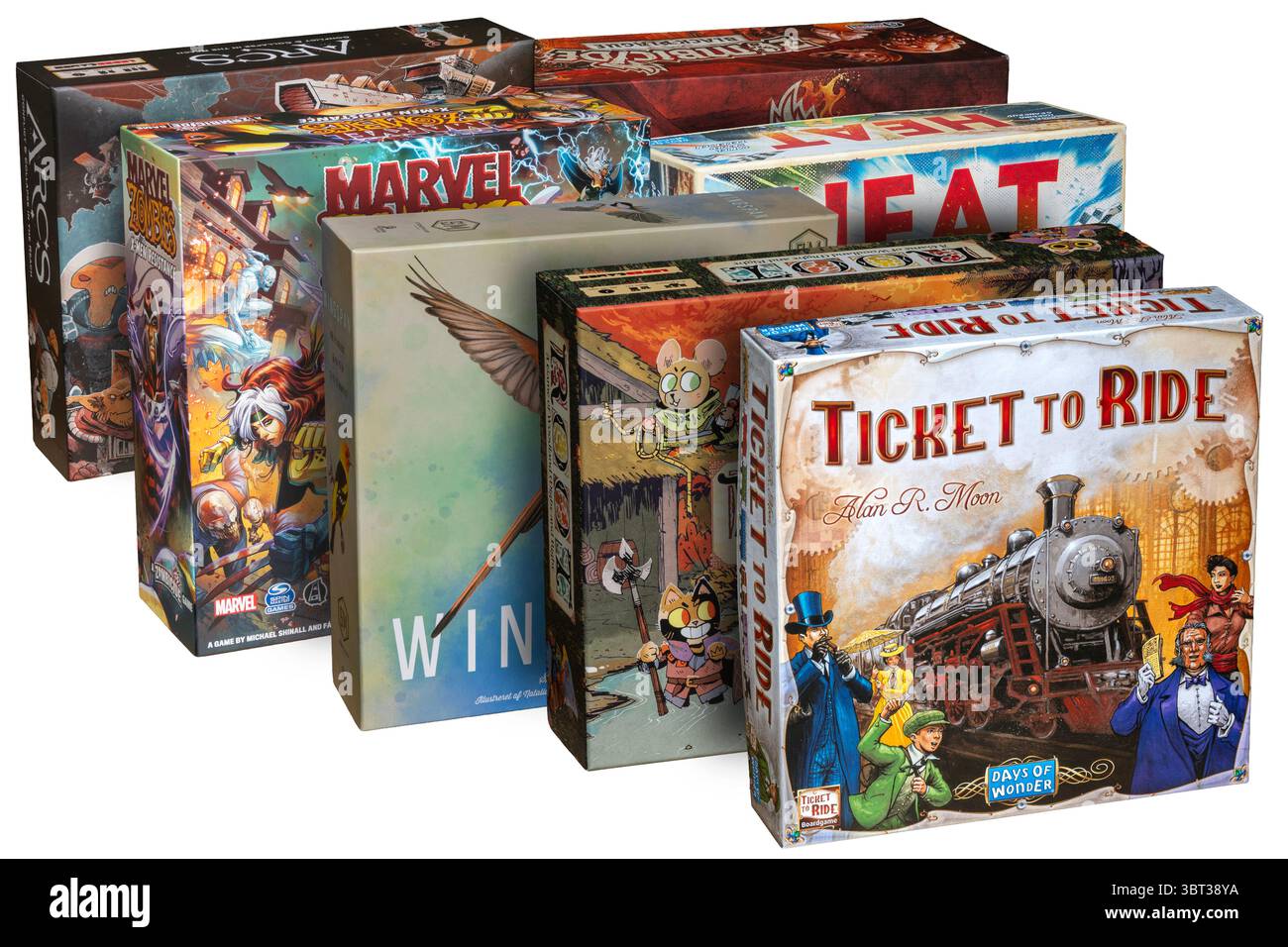 Raccolta di scatole di giochi da tavolo popolari che si stagliano in righe su sfondo bianco. Copenaghen, Danimarca, 14 luglio 2025. Foto Stock