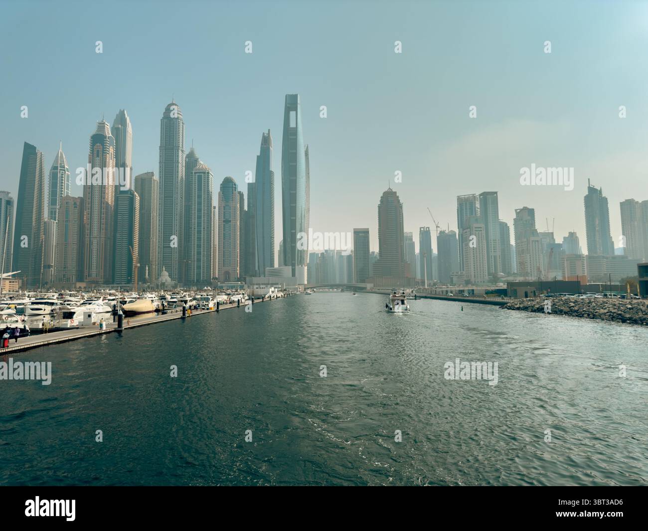 Edifici residenziali di lusso nella Marina di Dubai di fronte al mare Foto Stock