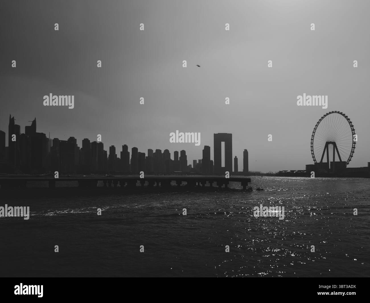 Vista panoramica dello skyline di Dubai Marina con la ruota panoramica e il mare di Dubai Ain, sfondo monocromatico Foto Stock