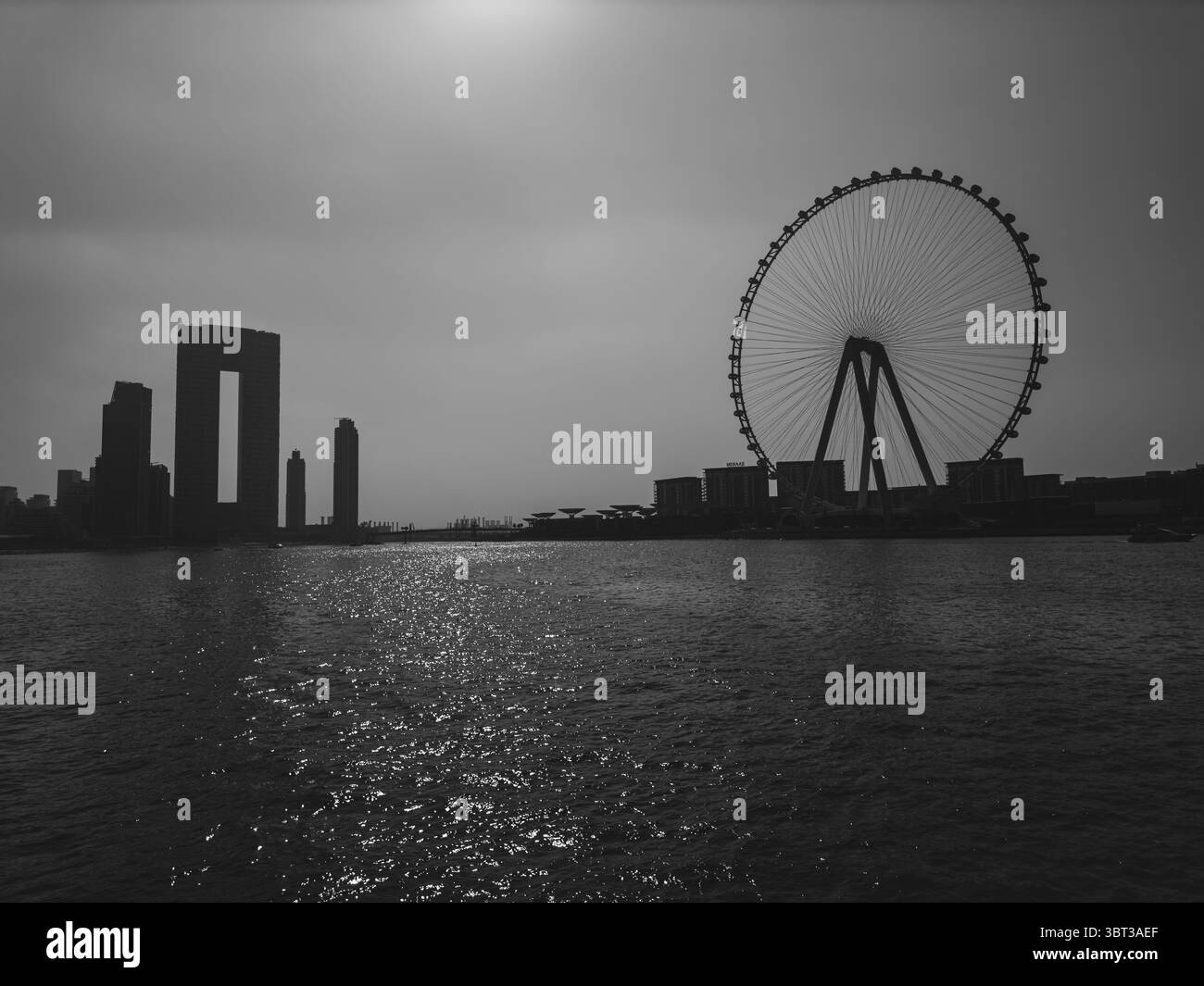 Skyline di Dubai Marina con Dubai Ain e vista panoramica del mare all'ora d'oro, poster di sfondo bianco e nero Foto Stock