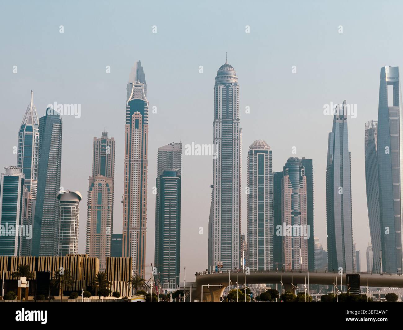 Moderno skyline di Dubai Marina con appartamenti di lusso e vista sulla costa Foto Stock