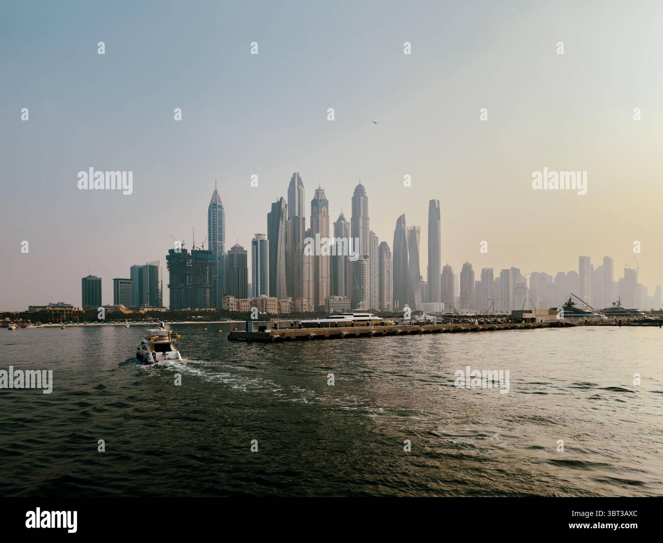 Vista dello skyline di Dubai Marina con yacht e crociera, posizione sul lungomare Foto Stock