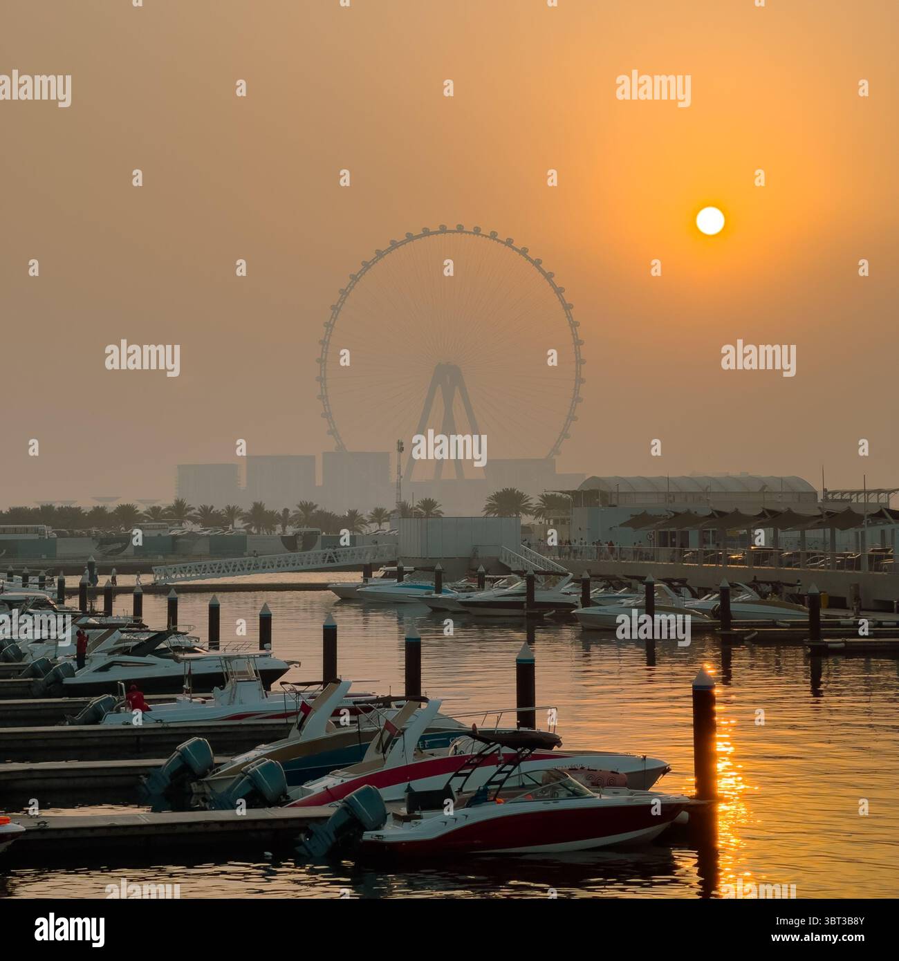Vista di Dubai Ain con il molo di Dubai Marina al tramonto Foto Stock