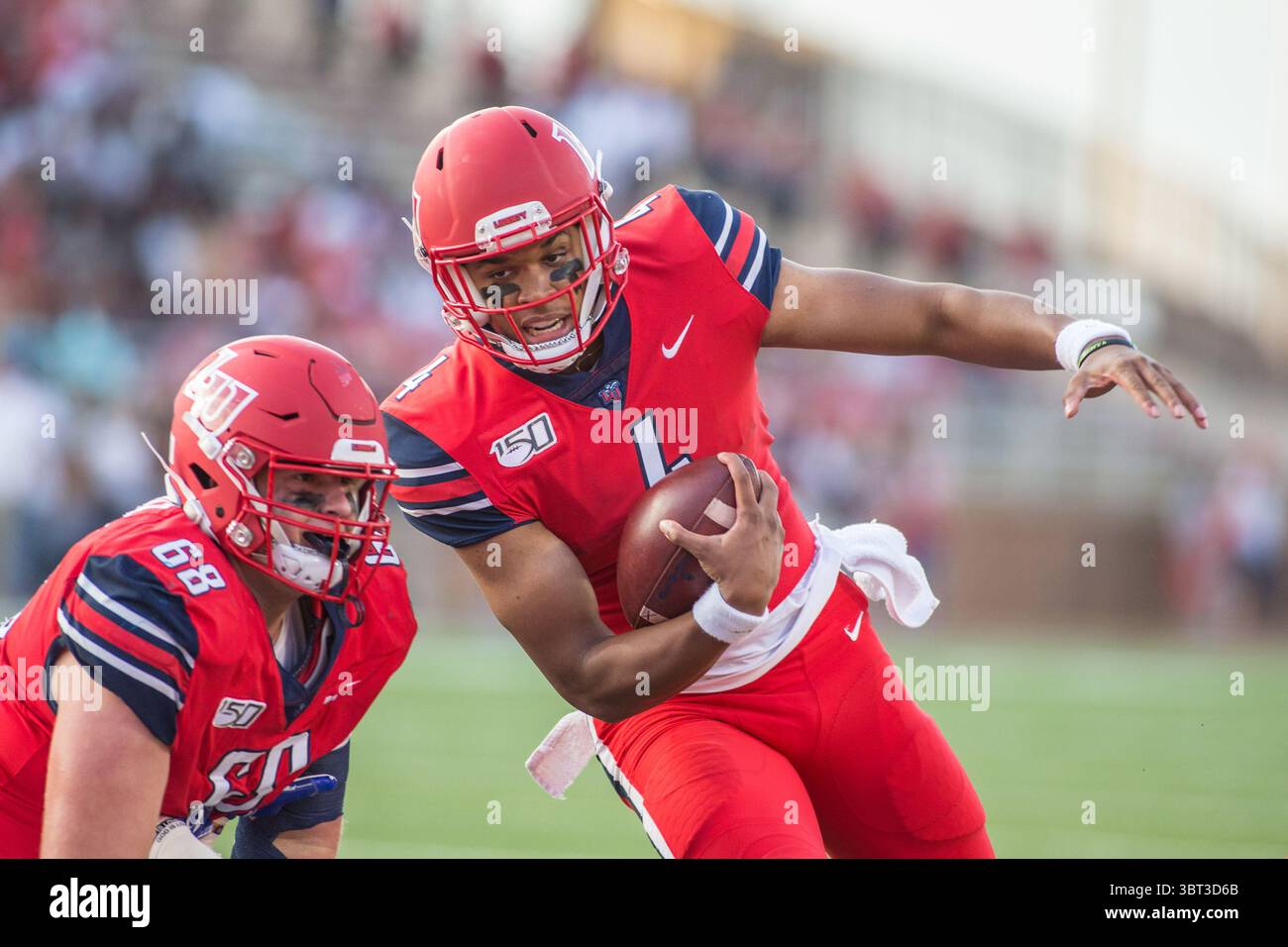 21 settembre 2019: Il quarterback dei Liberty Flames Brandon Robinson (4) si precipita nella end zone durante un'azione di football NCAA tra gli Hampton Pirates e i Liberty Flames al Williams Stadium di Lynchburg, Virginia. Jonathan Huff/CSM.(immagine di credito: &Copy; Jonathan Huff/CSM tramite cavo ZUMA) Foto Stock