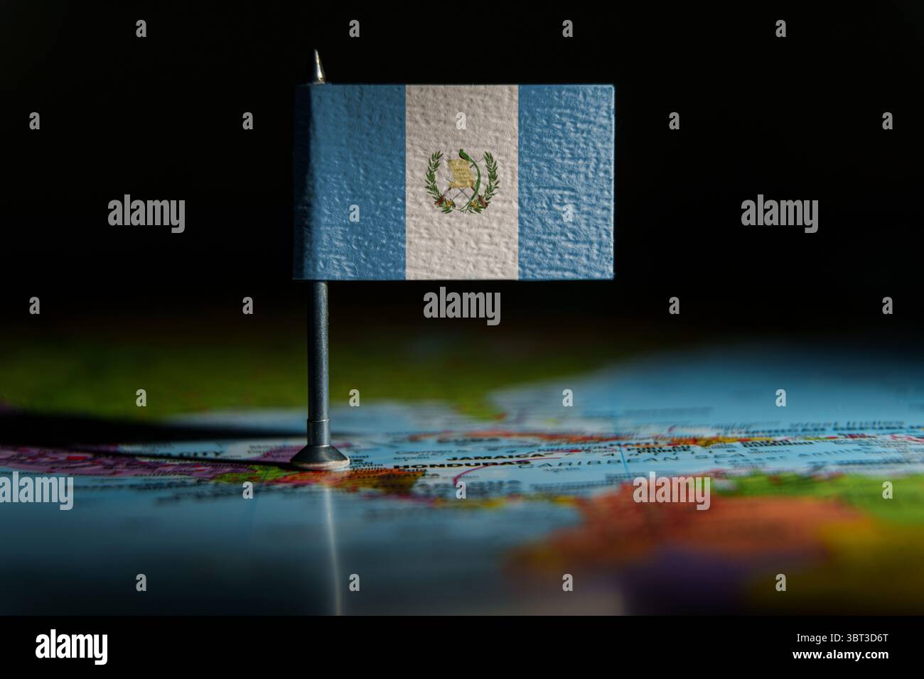 Bandiera nazionale del Guatemala sulla mappa politica dell'America centrale. Foto Stock