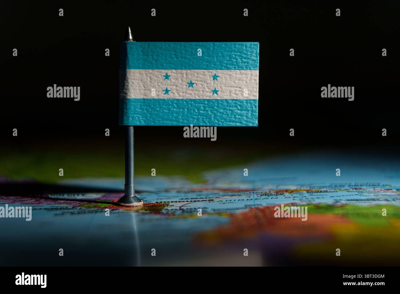 Bandiera nazionale dell'Honduras sulla mappa politica dell'America centrale. Foto Stock