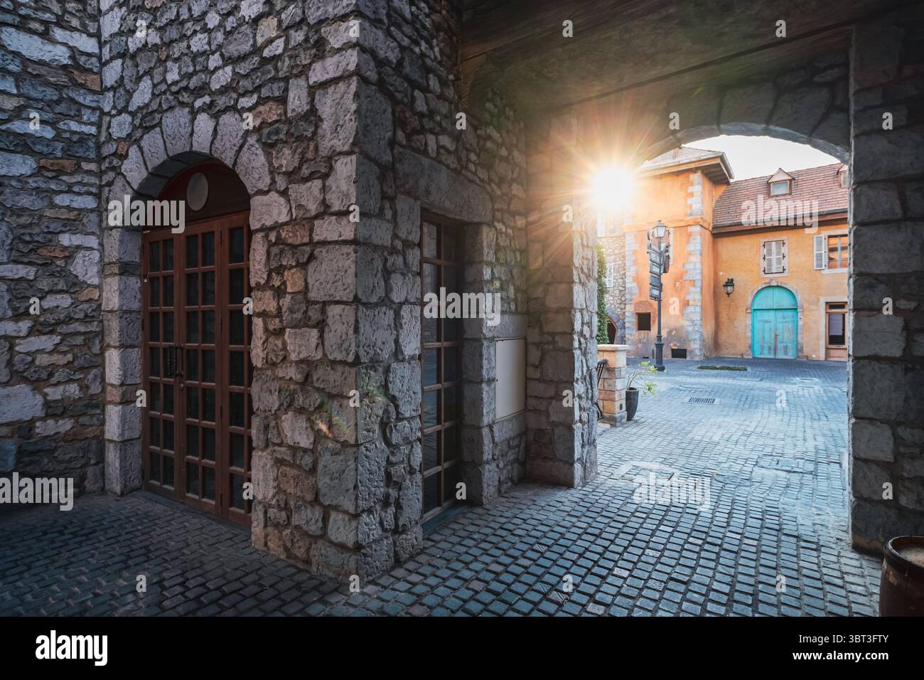Il sole splende attraverso le case a muro in pietra, casa con cortile i fotografia di architettura francese, carta da parati HD Foto Stock