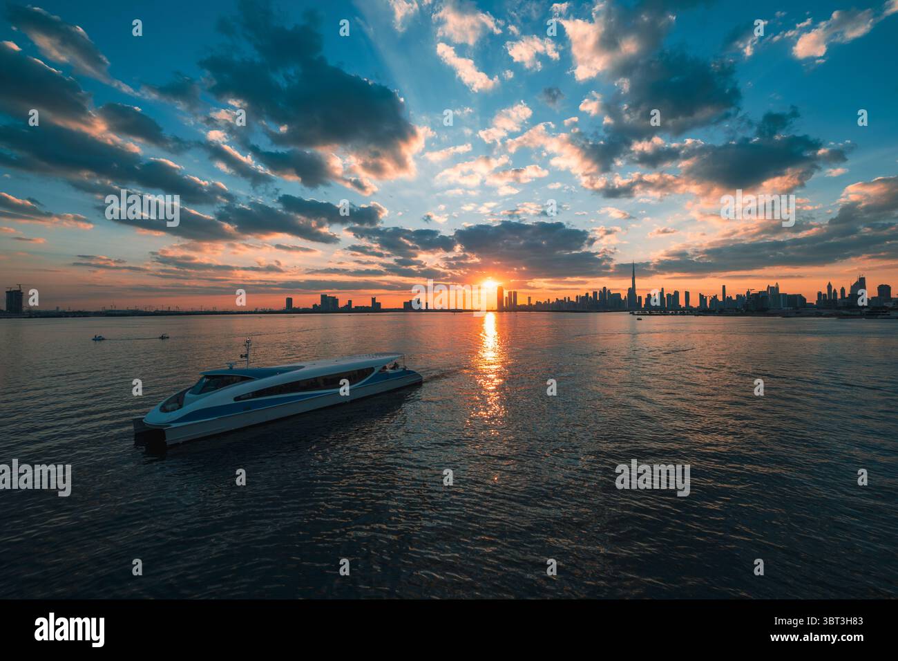 Vista dello skyline di Dubai da uno yacht al tramonto, festa in yacht al tramonto, vista panoramica sullo sfondo, sfondo ad alta risoluzione 4k Wallpaper Foto Stock