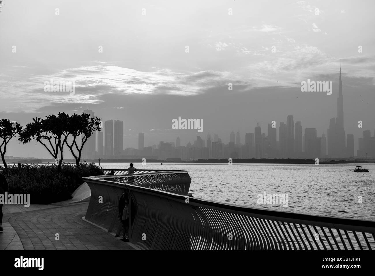 Skyline di Dubai dal porto di dubai creek con ringhiera in primo piano e spazio per copia di testo Foto Stock